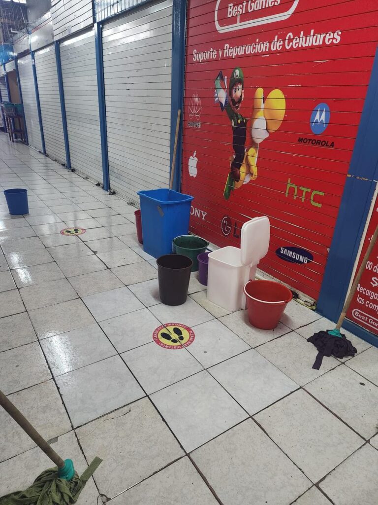 Comerciantes reportan goteras en Plaza San Juan en Morelia