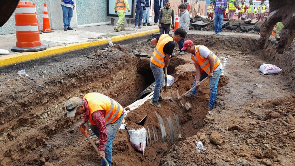 Comienzan con la reparación del colector en avenida Camelinas