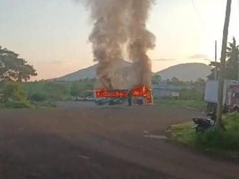 Comuneros de la Cantera en Michoacán, queman autobús en bloque desaparición de Policías comunales