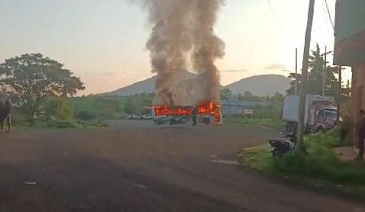 Comuneros de la Cantera en Michoacán, queman autobús en bloque desaparición de Policías comunales