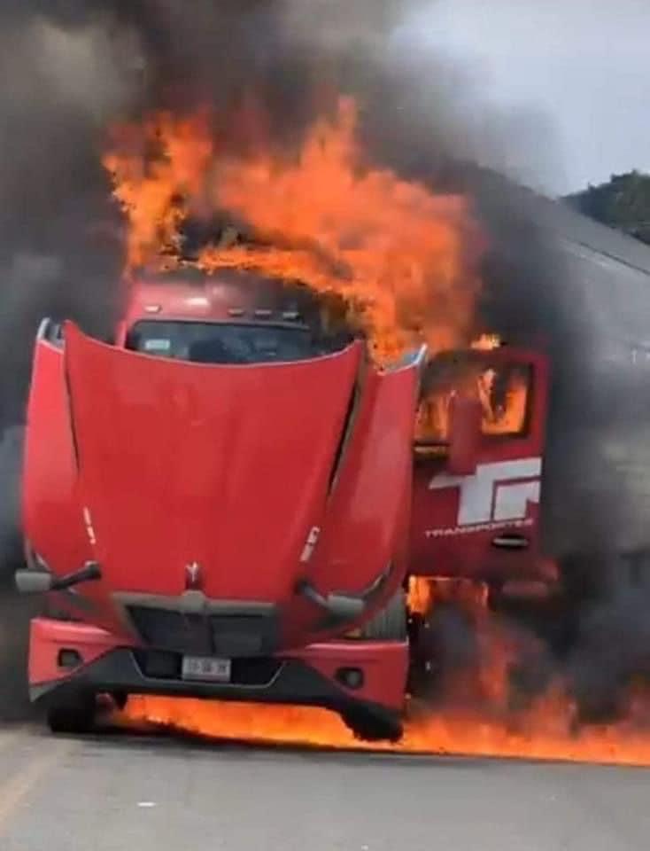 Comuneros intensifican protestas por desaparición de elementos de Policía Comunal Tractocamión