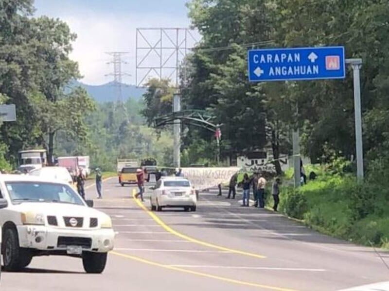 Comunidad de San Lorenzo exige mayor seguridad cerrando la carretera Uruapan-Paracho.