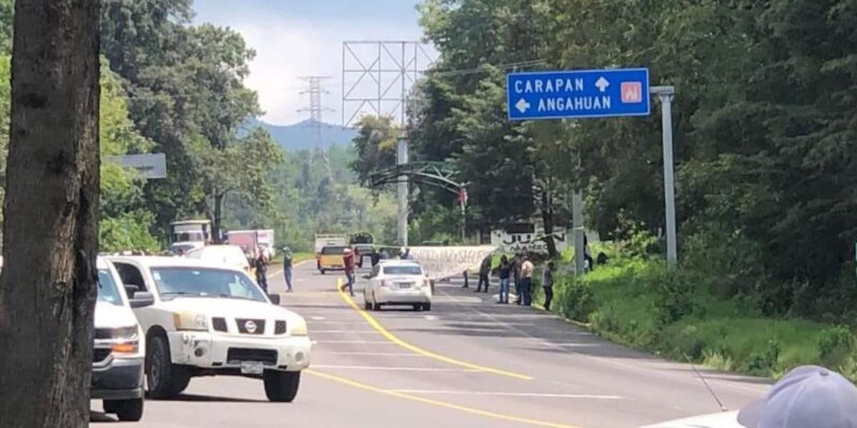 Comunidad de San Lorenzo exige mayor seguridad cerrando la carretera Uruapan-Paracho.