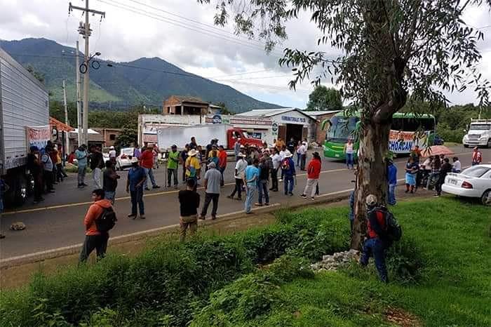 Comunidades indígenas toman 6 carreteras en Michoacán