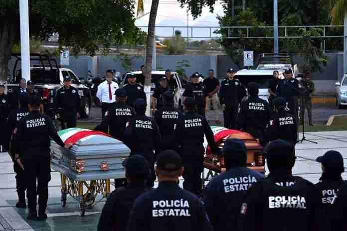 Dan último adiós a 8 policías comunitarios de Michoacán asesinados en Colima