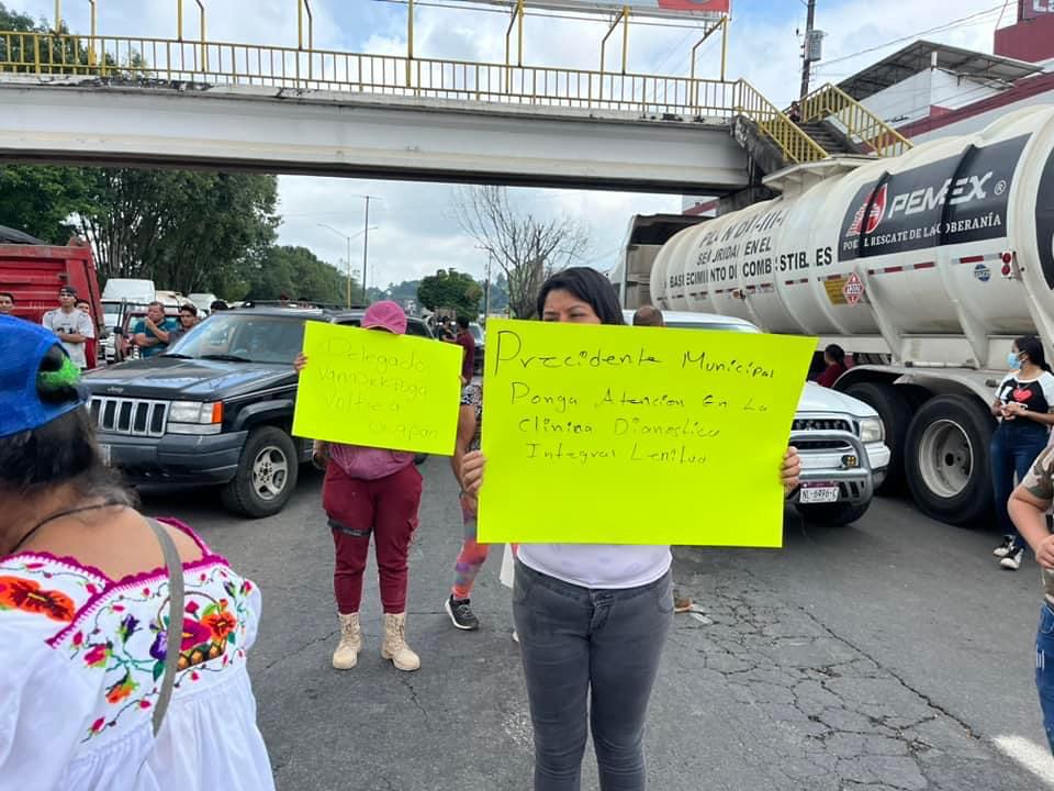 derechohabientes del IMSS protestan por mal servicio y bloquean vialidades en Uruapan