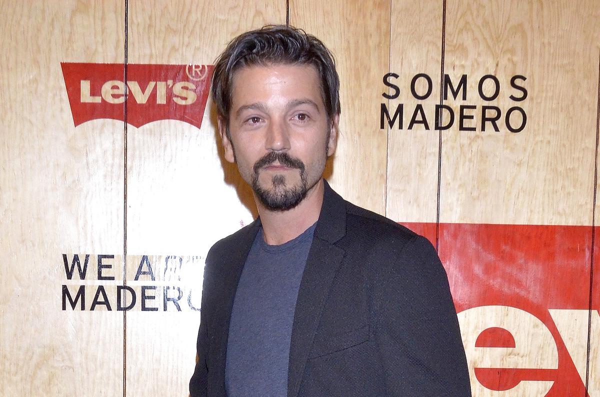 Diego Luna sorprende al aparecer en obra de teatro de Marina de Tavira