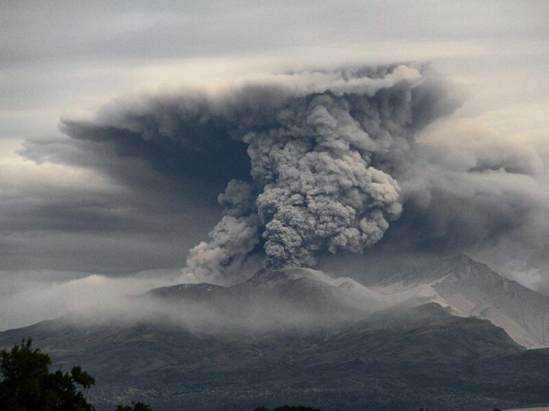 Erupciona volcán en Rusia tras sismo magnitud 7