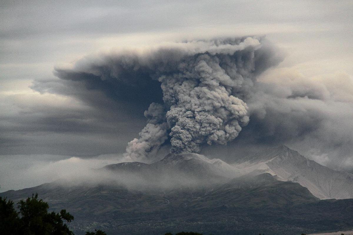 Erupciona volcán en Rusia tras sismo magnitud 7