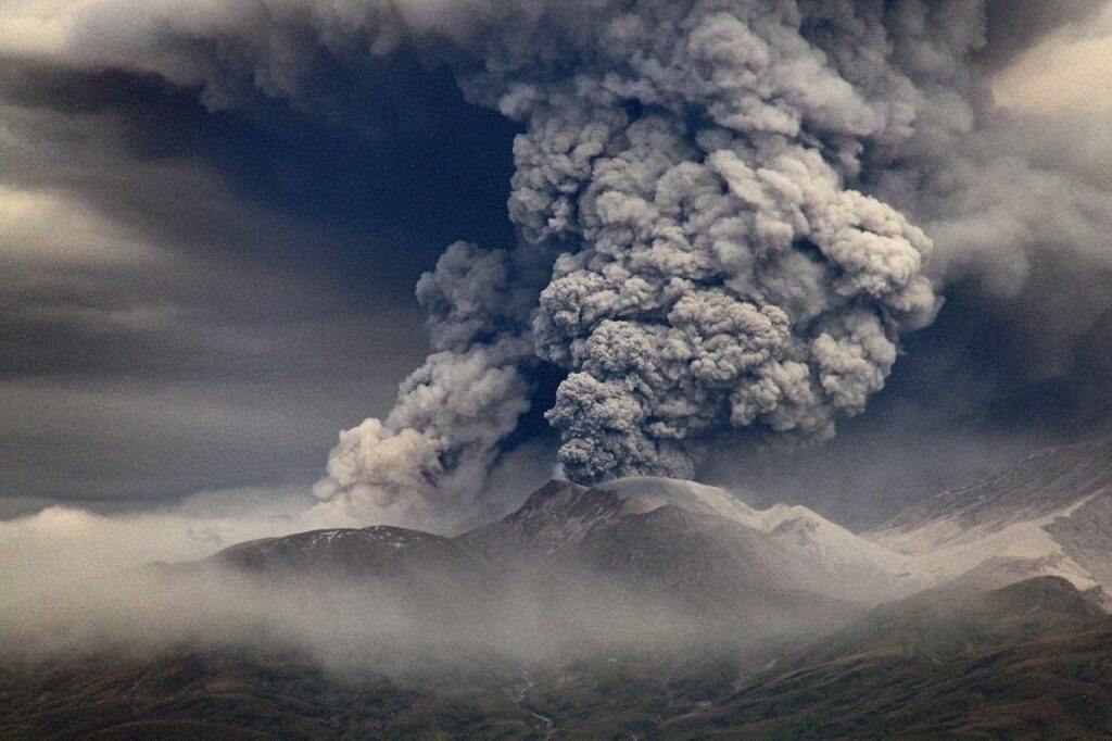 Erupciona volcán en Rusia tras un sismo magnitud 7