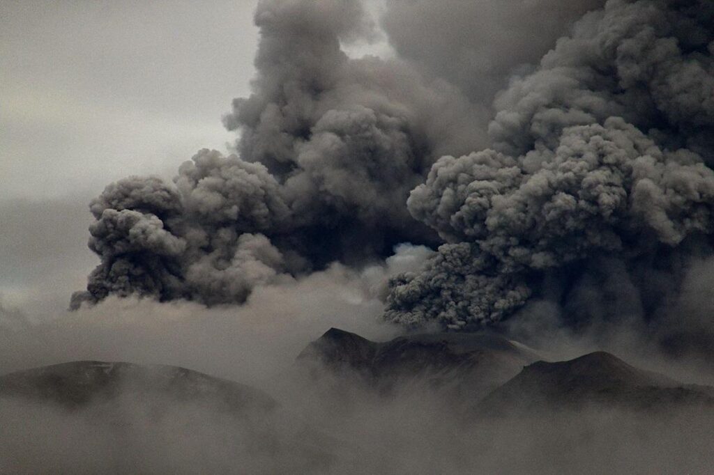 Erupciona volcán Rusia tras sismo magnitud 7