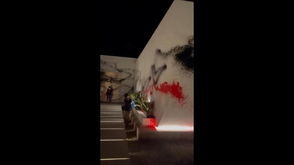 Explican el acto de vandalismo a casa de Messi en Ibiza