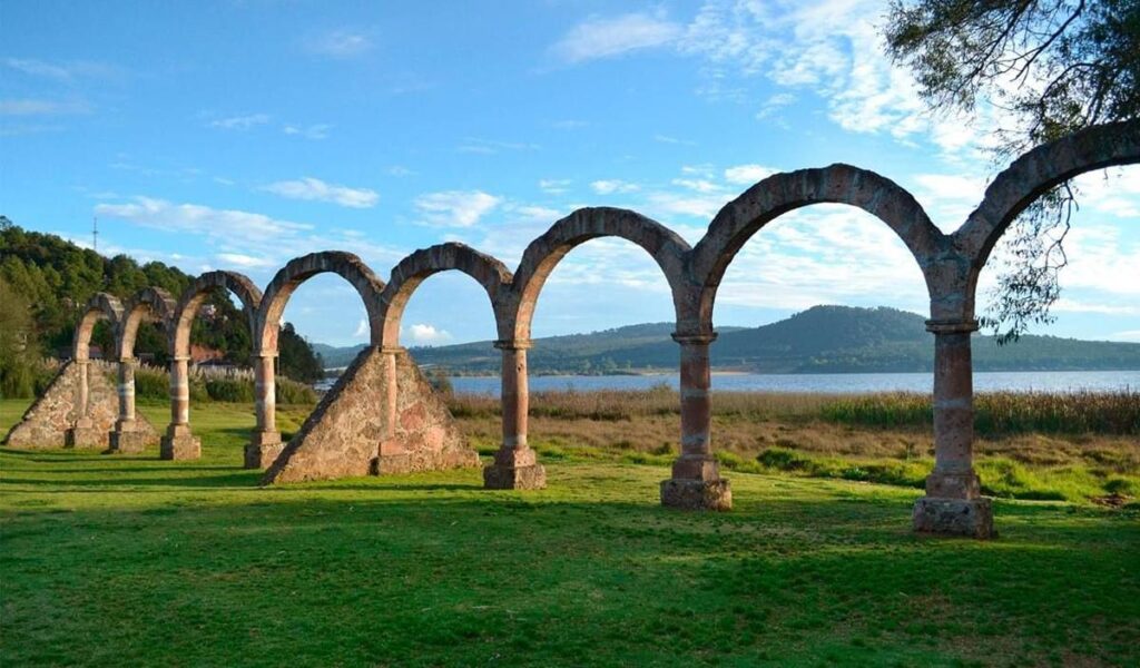 explora el Lago de Zirahuén en Michoacán -arcos