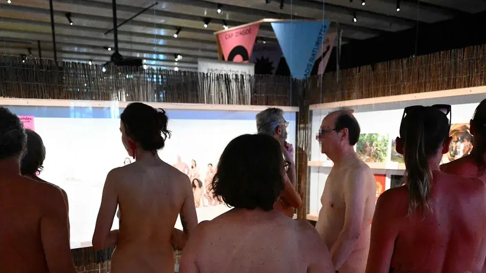 exposición nudista en museo de Francia