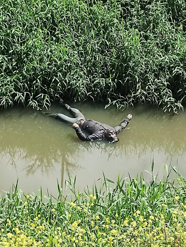 Flotando y en estado de descomposición, hallan cadáver de un hombre un canal de aguas negras