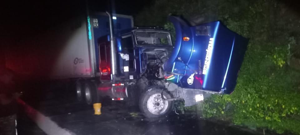 Fuerte accidente entre tráiler y camioneta en la Pátzcuaro - Copándaro