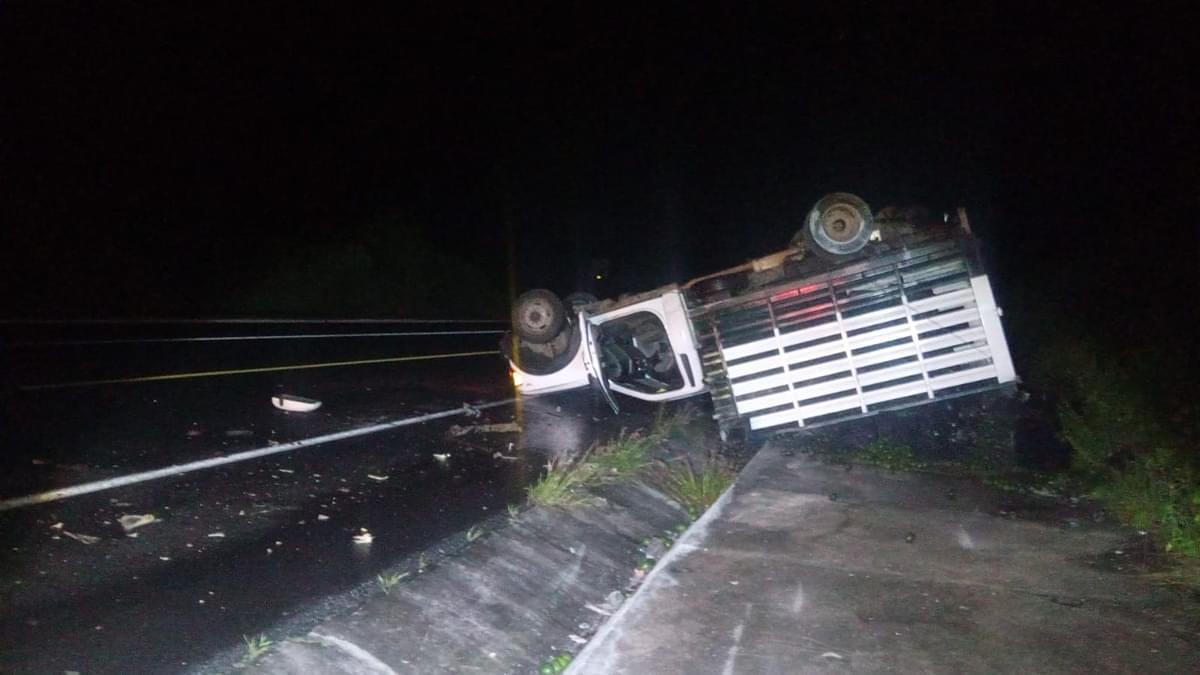 Fuerte accidente entre tráiler y camioneta en la Pátzcuaro - Copándaro No deja heridos