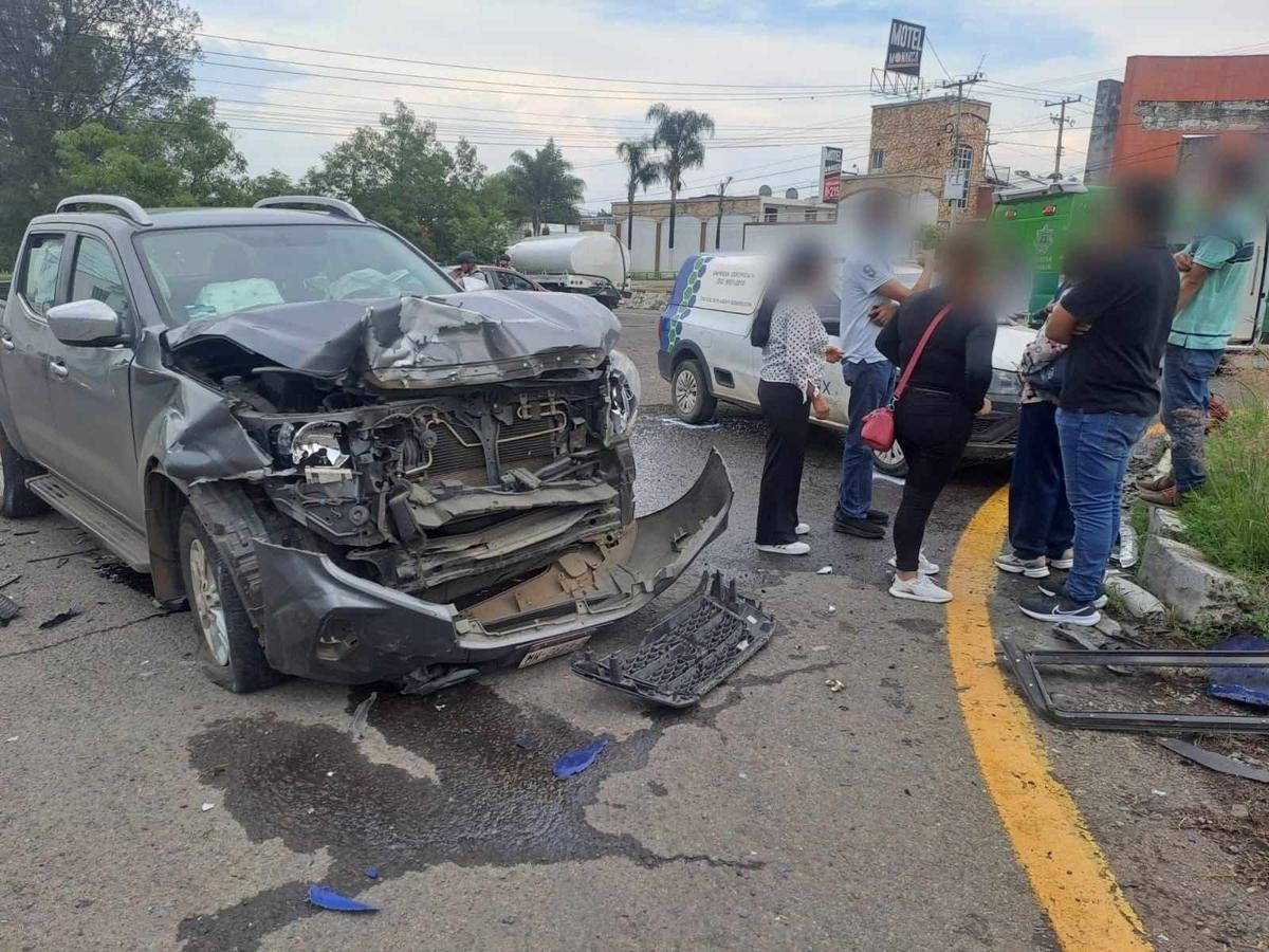 Fuerte choque entre dos camionetas en carretera Morelia-Pátzcuaro deja una persona herida