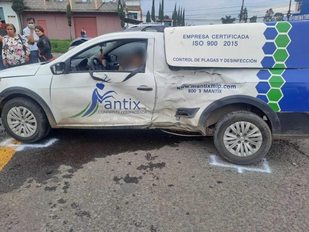 Fuerte choque entre dos camionetas en la carretera Morelia-Pátzcuaro deja una persona herida