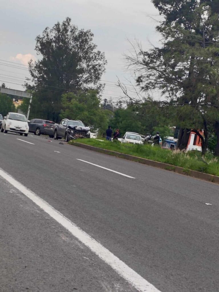 Fuerte choque entre dos camionetas la carretera Morelia-Pátzcuaro deja una persona herida