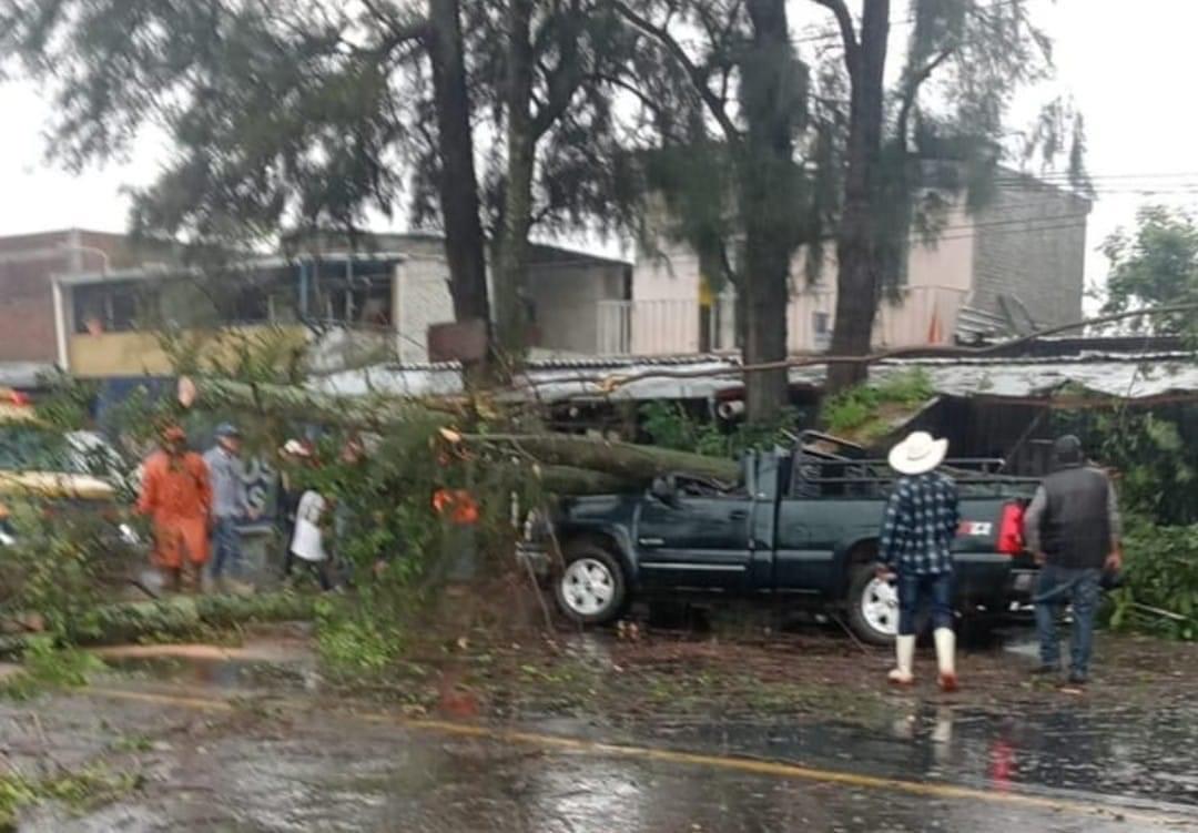 Fuerte tormenta azota en Los Reyes