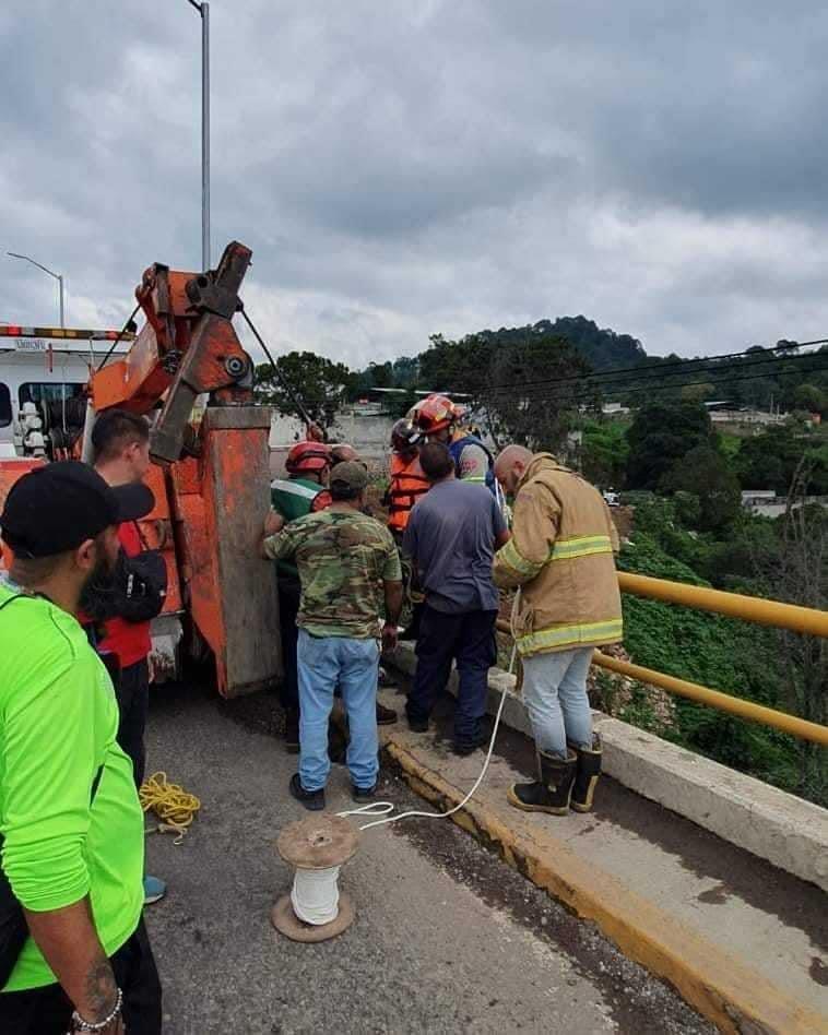 hombre arrastrado por río en Zitácuaro -bomberos