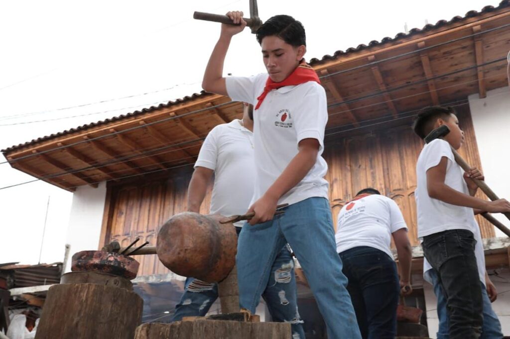 Inaugura Bedolla Feria Nacional del Cobre - martillado