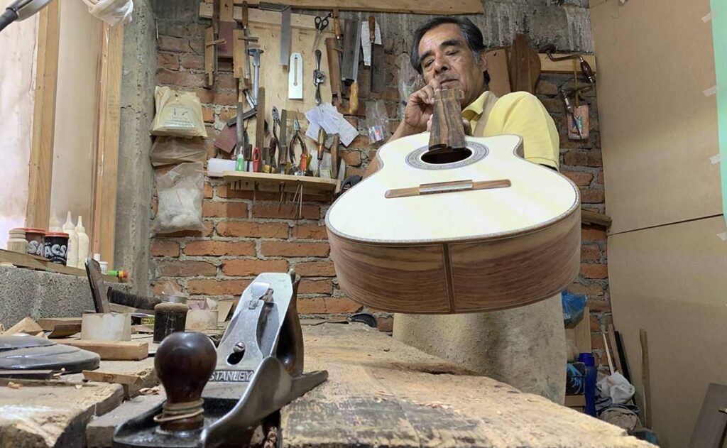 lauderos de Paracho mantienen calidad en sus guitarras