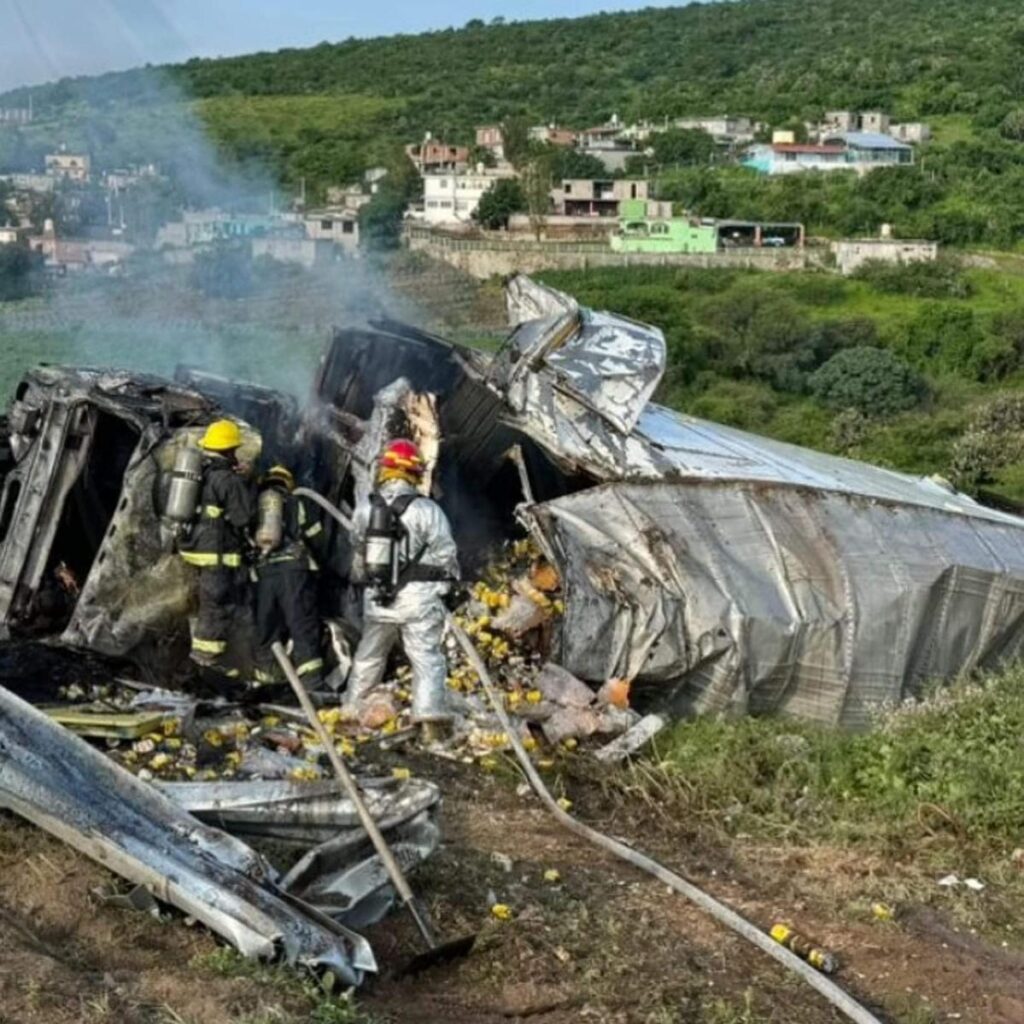 Michoacán Vuelca tráiler cargado en la carretera Morelia - Salamanca, muere conductor