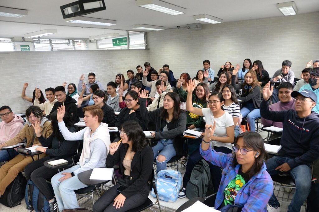 miles de estudiantes de licenciatura y posgrado de la UNAM regresan a clases