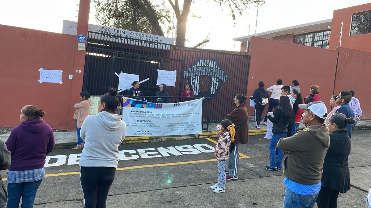 Padres de familia de la Primaria de Zimpanio Norte exigen destitución del director