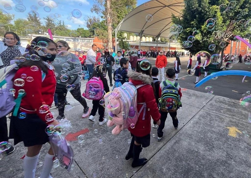 Regresan 24.4 millones alumnos de educación básica a clases para iniciar ciclo escolar