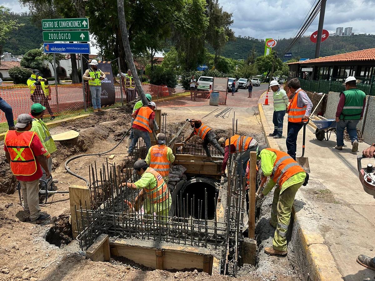 reparación socavón avenida Camelinas Morelia 1