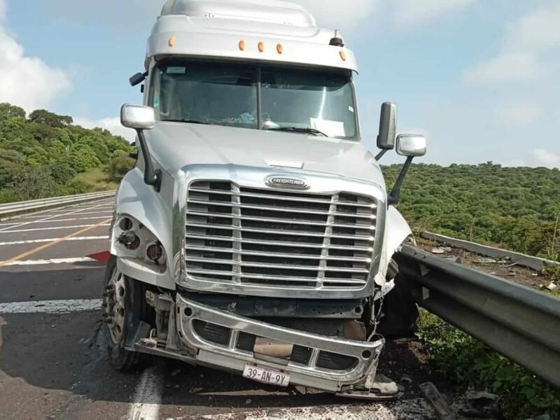 Reportan accidente de tráiler en la Pátzcuaro-Cuitzeo