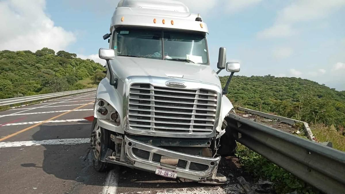 Reportan accidente de tráiler en la Pátzcuaro-Cuitzeo