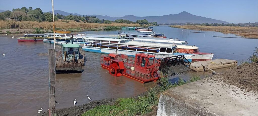 Retiran lodo para lograr recuperar el lago de Pátzcuaro