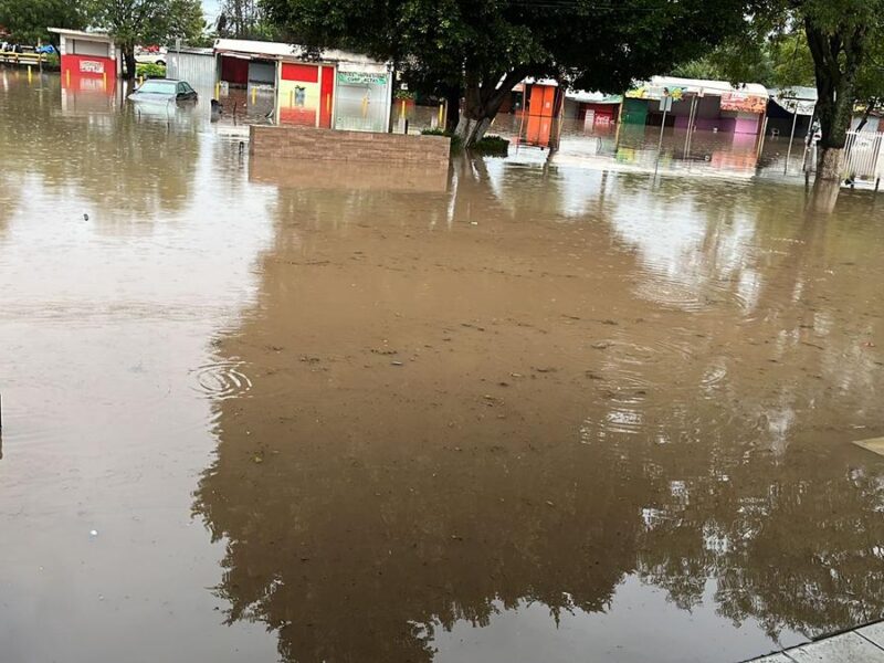 Se desbordan drenes en Morelia genera inundaciones