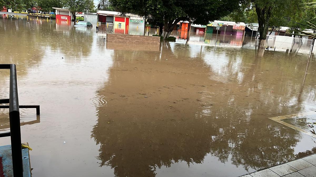 Se desbordan drenes en Morelia genera inundaciones