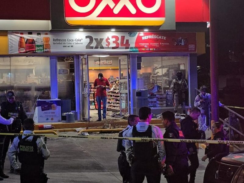 Sujeto le prende fuego a un Oxxo en Morelia