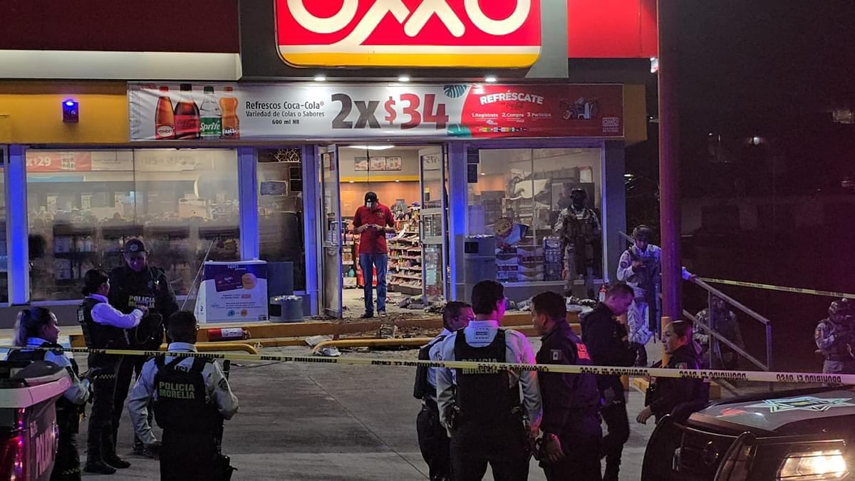 Sujeto le prende fuego a un Oxxo en Morelia