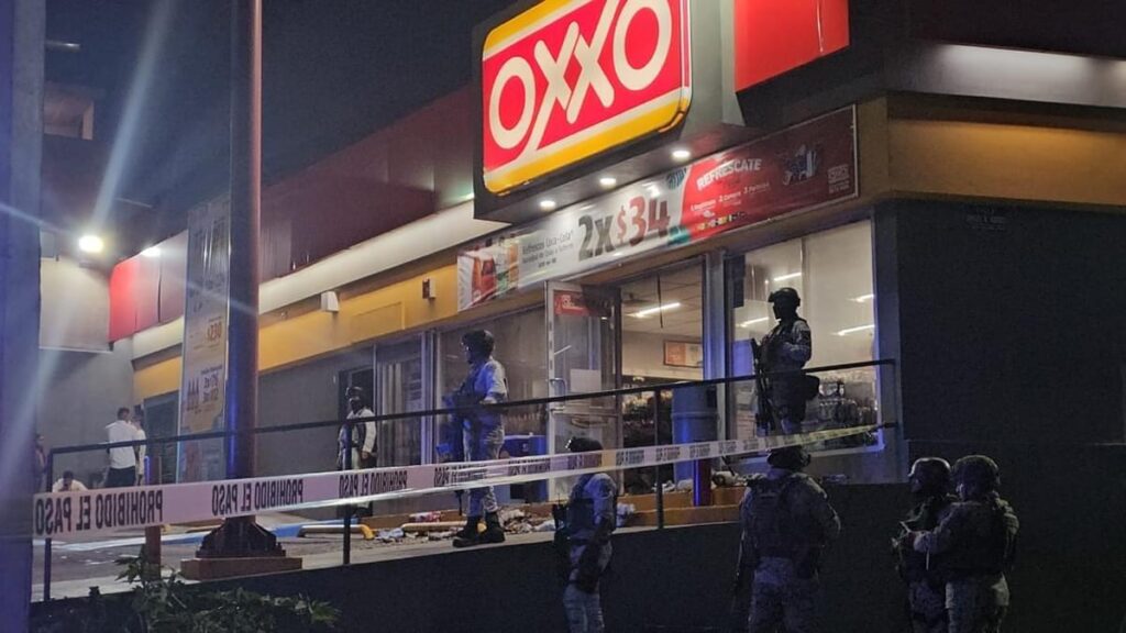 Sujeto le prende fuego un Oxxo en Morelia