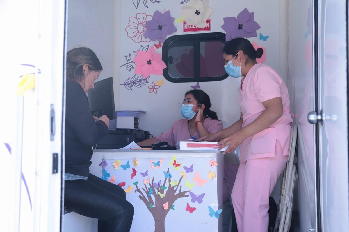 Unidades móviles mejoran detección de cáncer de mama en Michoacán.