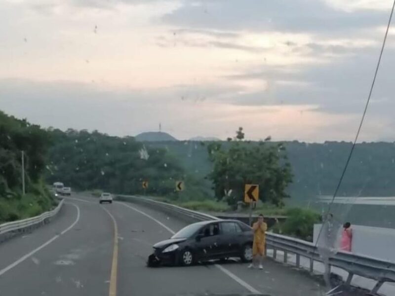 vehículo sufre accidente e impacta contra barra de contención en carretera Siglo XXI