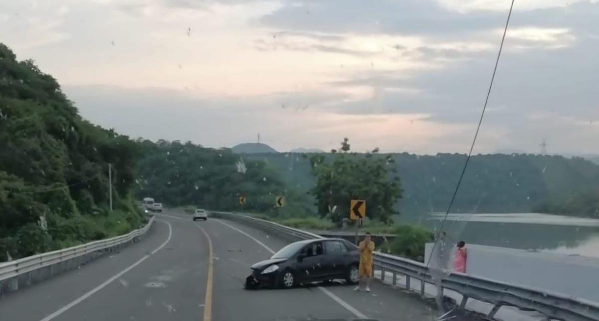 vehículo sufre accidente e impacta contra barra de contención en carretera Siglo XXI