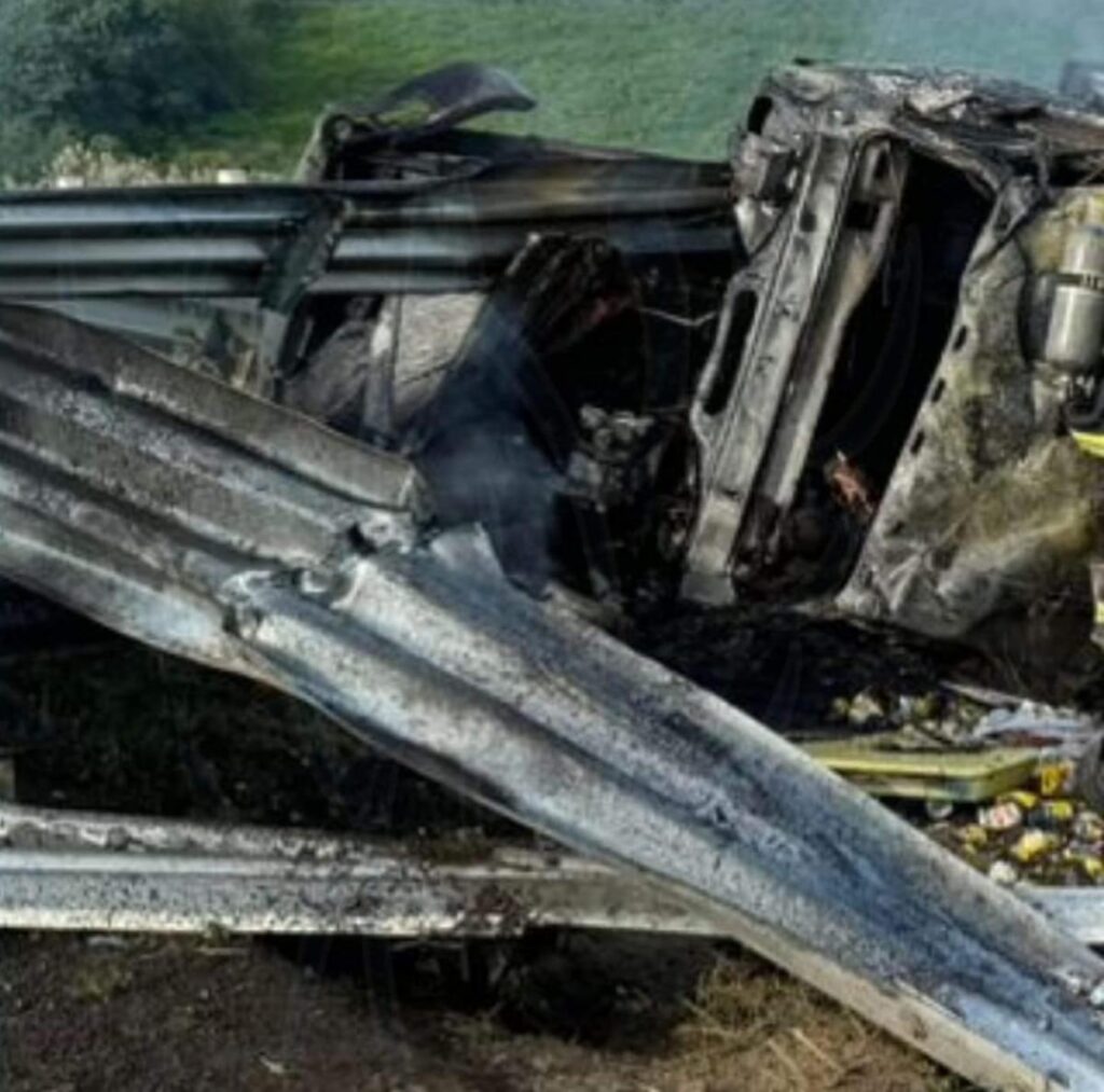 Vuelca tráiler cargado en la carretera Morelia - Salamanca en Michoacan, muere conductor