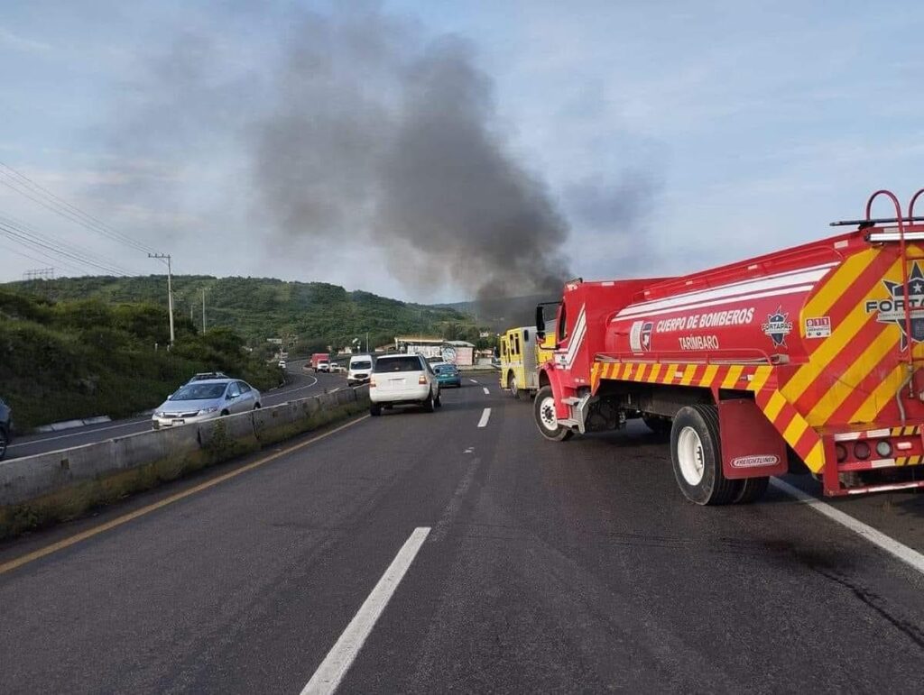 Vuelca tráiler cargado en la carretera Morelia - Salamanca, se incendia y muere conductor