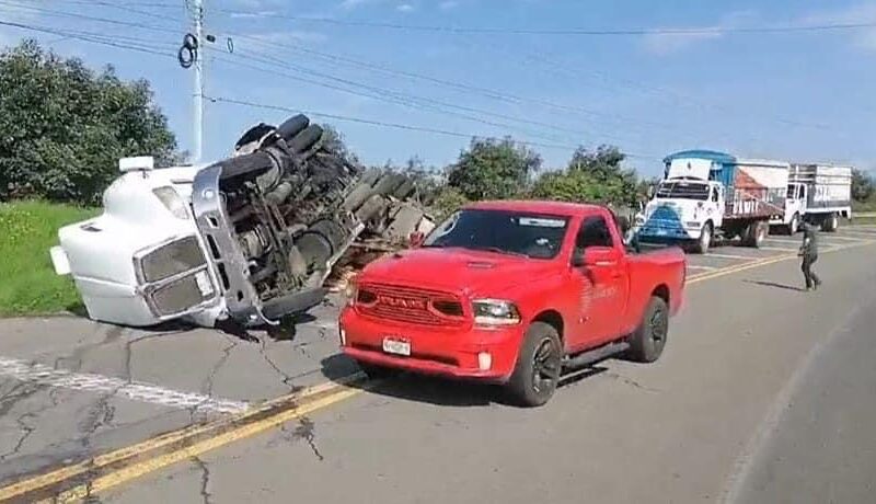 Vuelca Tráiler en la carretera Uruapan - Paracho