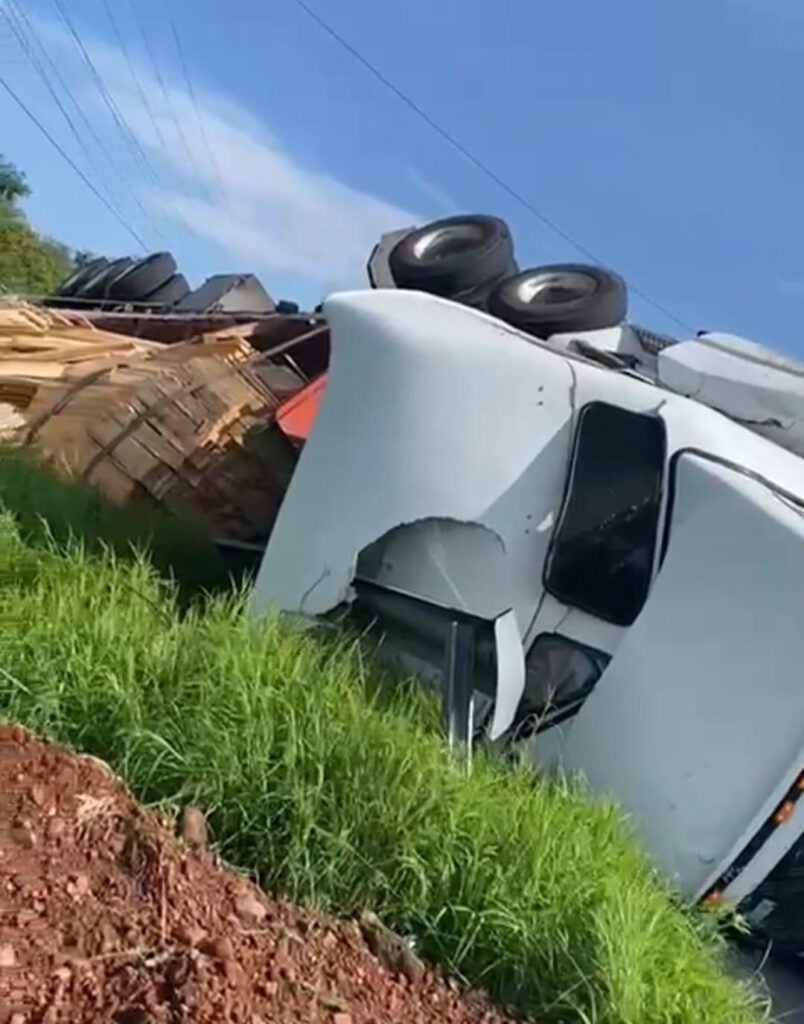 Vuelca Tráiler en la carretera Uruapan - Paracho en Michoacán.