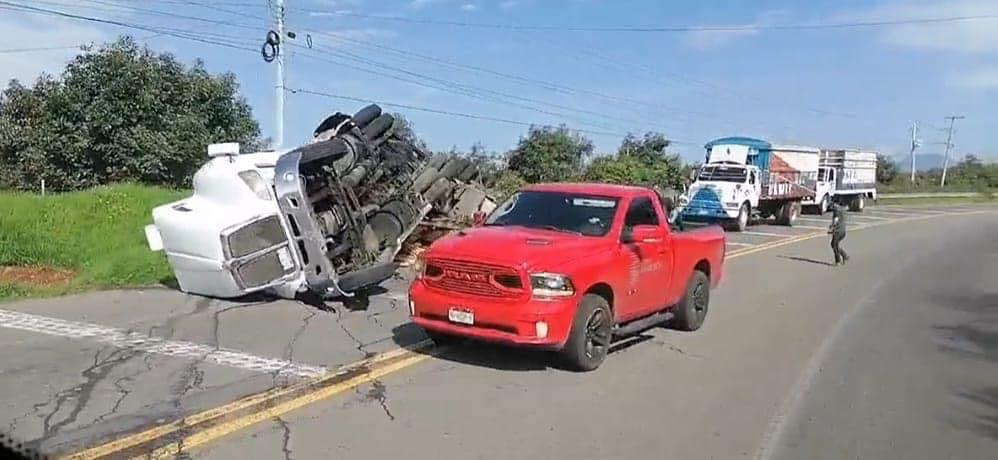 Vuelca Tráiler en la carretera Uruapan - Paracho