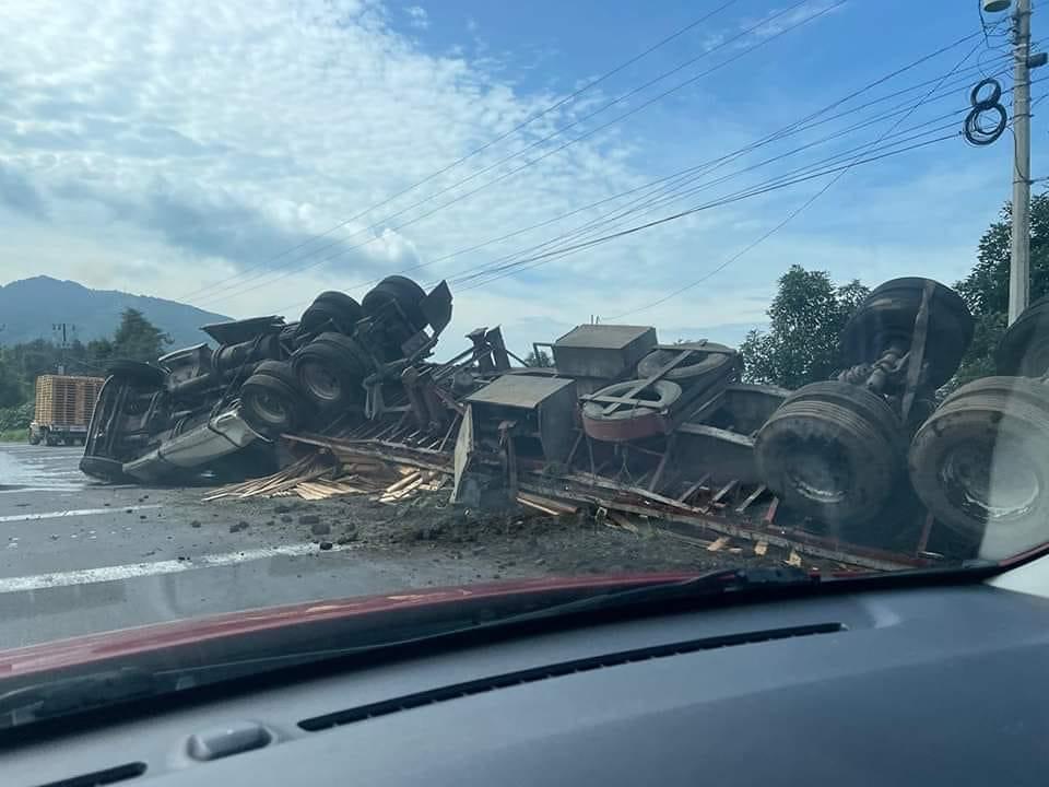 Vuelca Tráiler Maderero en la carretera Uruapan - Paracho